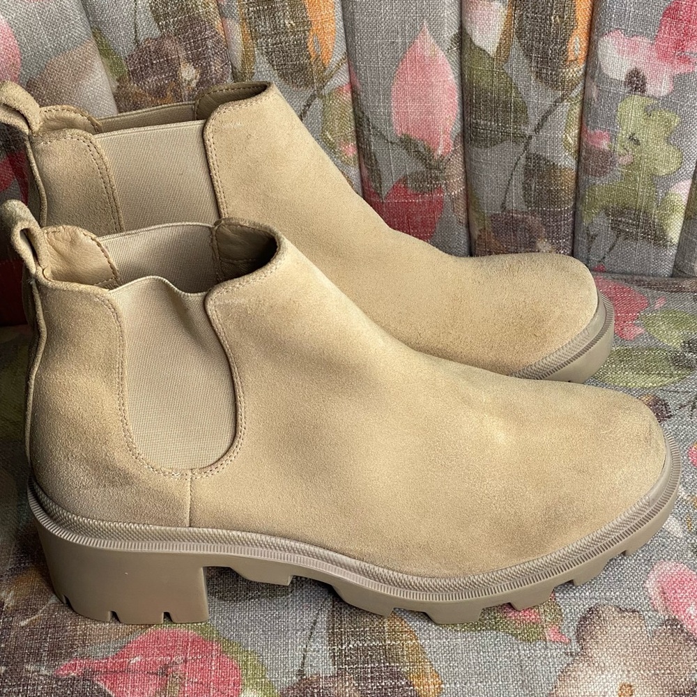 Steve Madden Suede Tan Boots Womens Sz. 11 Brand New! Has a couple faint scuffs.